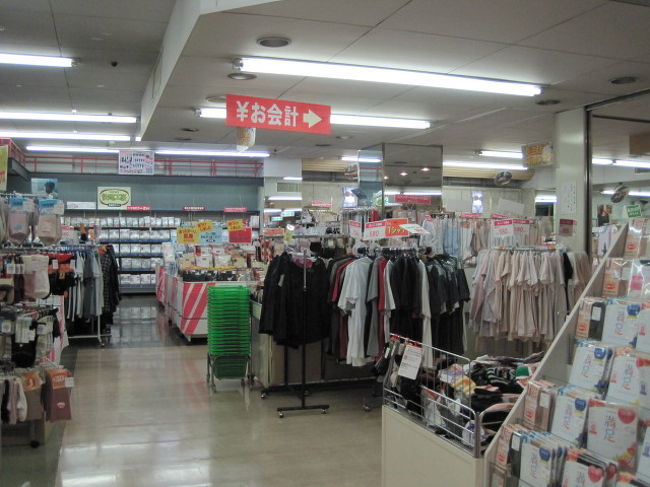 エスカレーターで上に上がるも、どの階もやっぱり人影はまばらでした。