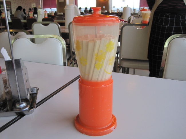 食券を買い求めて、窓際の席に着きました。<br />おっ、これが噂の箸入れなのね？？