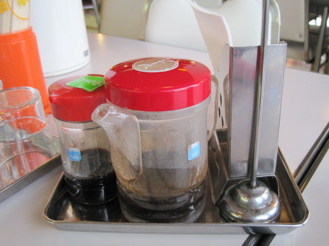 カトラリーも、プラスチックの昭和テイスト！