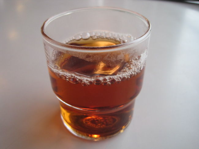 [お水は?…」と思ったら、セルフサービスみたいでした。<br />テーブルの上にグラスとポットがありました。<br /><br />よくわからなかったけど、ポットの中に入っていた熱いほうじ茶をグラスに注ぎました。あたりを見回したら、そうやっている人もいたし、お水の人もいました。<br /><br />どうもお水は別の場所にあるようでした。