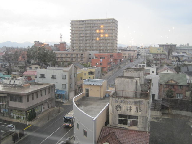 外を眺めてみました。<br />時は夕方四時過ぎの、少々曇り空の日でした。<br /><br />それにしても、相変わらず通りには車も人も少ないです。