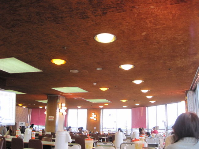 ちょっと食堂を眺めてみました。<br />かなり広いです。<br /><br />あまりキョロキョロしてると、おかしいと思われたら困るので、天井を写真に撮ってみました。