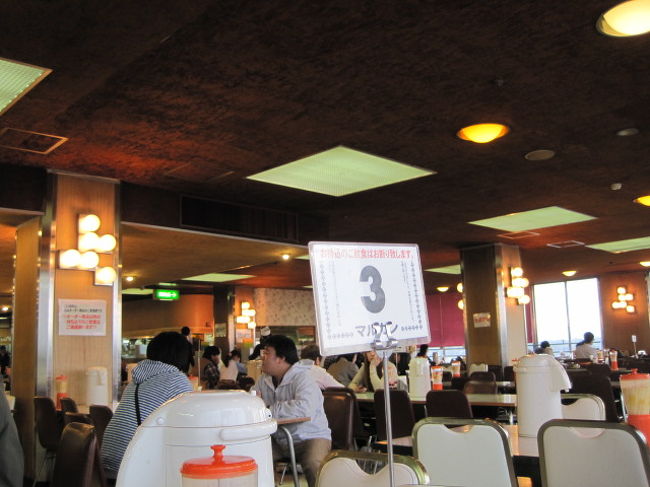 ちょっと慣れてきたので、少しだけ人間ウォッチングしてみました。<br />家族連れが多いです。<br /><br />夕飯にしては早い時間だと思ったけど、そこそこお客さんがいました。<br />お昼だったら、もっとすごいんでしょうね。