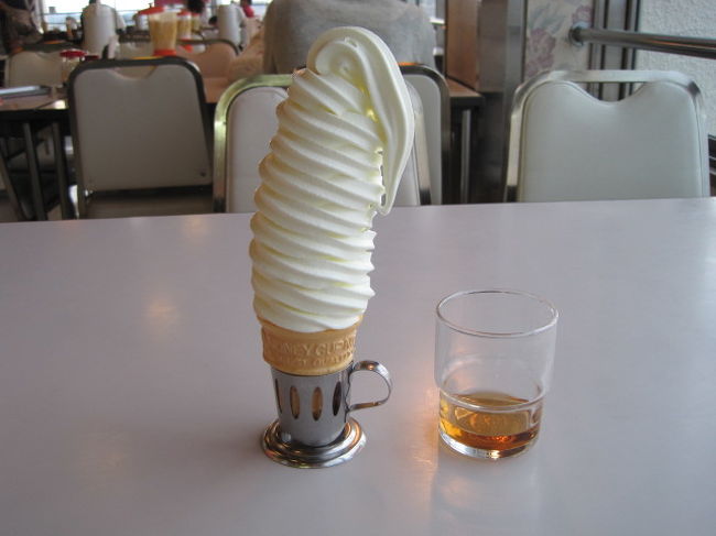 来た〜！<br />これが食べたかったんです。<br /><br />１０巻ほどのロングサイズのソフトクリームを見てください。<br />もうそれは芸術としか言いようがありません。