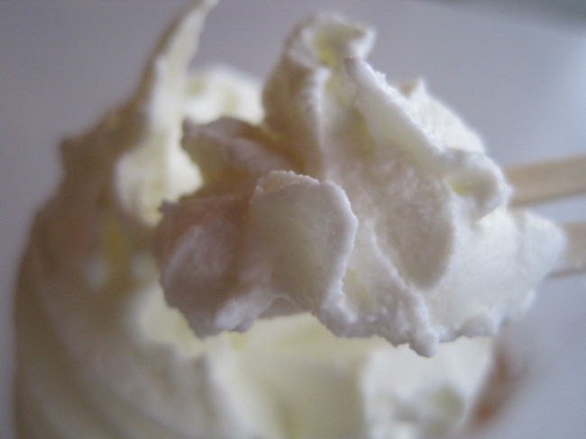 ここにはソフトクリーム道があって、割りばしで食べるんだそうです。<br />どれどれ、私も！<br /><br />ちょっとだけ固めなので崩れません。<br />食前にソフトクリームを頼んだんですが、すでにお腹がいっぱいになりました。