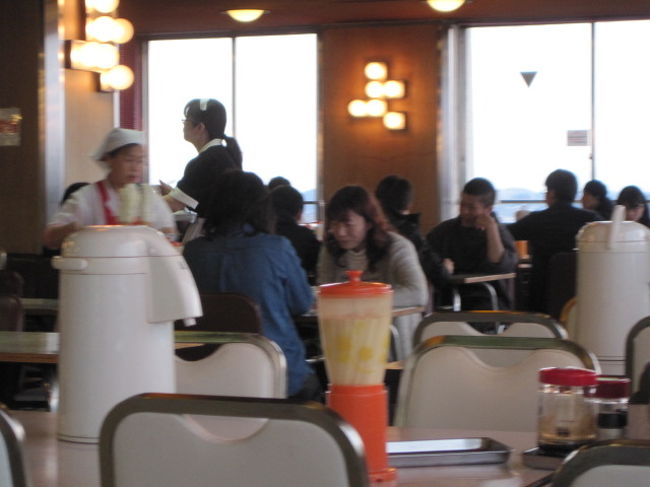 おっ、うわっ！！<br />昭和のメイドさんじゃあ〜りませんか！！！<br /><br />こっちに来てぇ〜(萌え）<br /><br />私のオーダーを取りに来てくれたのはバイトらしい男子で、ソフトクリームを持ってきてくれたのは厨房の人みたいでした。