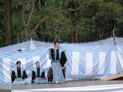 春日大社に向かう途中で能をやっていました。