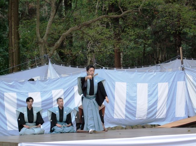春日大社に向かう途中で能をやっていました。