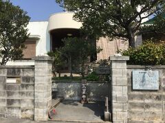 レンタカーを借り、やってきたのは、
読谷にある、島野菜食堂てぃーあんだー。


地元のお医者さん、みたいな玄関。