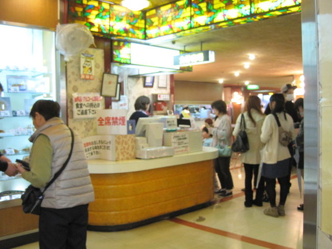 マルカン食堂には人が途絶えることなく、ひっきりなしに人が湧いているようでした。