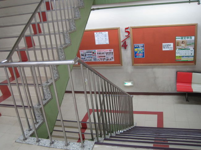 なのに、売り場や階段はやっぱり人気（ひとけ）がない、不思議なマルカンデパートでした。