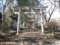 常夜灯の背後に長津田の鎮守さま ④「大石神社」があります。