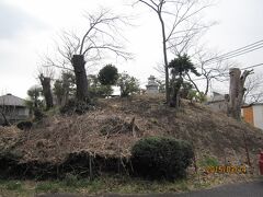 町田市鶴間に入って、まず国道246号を横断して写真の ⑮「一里塚」を探しました。塚の頂上まで道がついていて、頂上には御嶽神社があります。