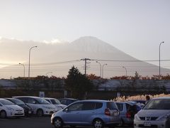 まずは御殿場プレミアムアウトレットへ。

午後4時過ぎに到着しましたが、それでも混雑しており至近の駐車場は満車でした。
ちょっと離れた駐車場に止めると目の前には富士山が。