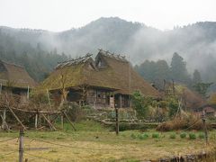 宿を出た時点では雨天。かやぶきの里に着くと少し小雨になりましたが相変わらずの空模様…。でも、薄暗い空と靄のかかった山並みがより一層深い味わいのある景色を作り出しまるで江戸時代にタイムスリップしたかのような気分を味わえました。