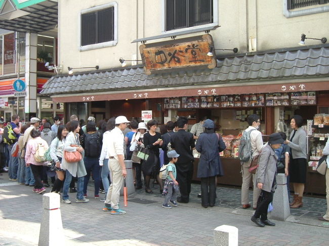 中谷堂　（饅頭屋さん）<br /><br />高速餅つきの実演をされていました。凄い人だかりですね！