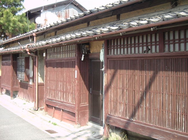 奈良教育大学への途中<br /><br />風情のある町並みですが、空き家になっている模様。何とかしないと、廃屋になってしまいます。