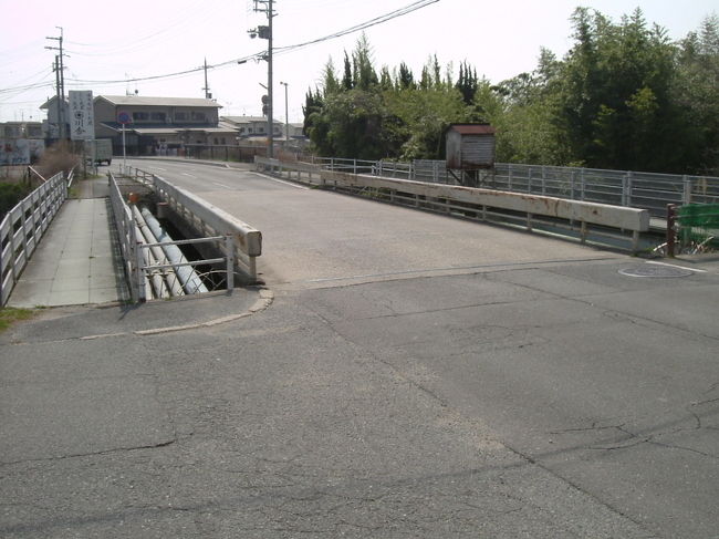 県道188号線を進む<br /><br />岩井川を跨ぐ橋です。もう直ぐ護国神社が見えてきます。