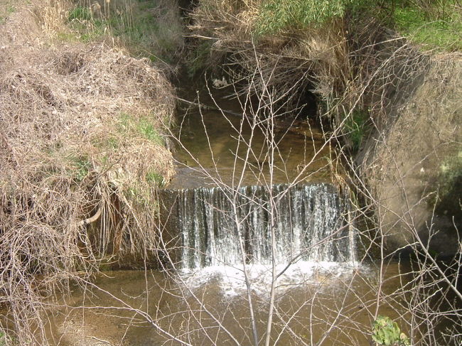 県道188号線を進む<br /><br />岩井川。