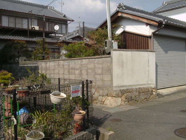 田原の里への道<br /><br />道がなくなっていた！まっすぐは、徒歩でも無理という意味だと理解し、この地点で左に曲がる。なぜ左に曲がったか？勘というより言いようがありません。