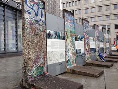 翌日の早朝。
Potsdamer Platzで地下鉄を降り、ポツダム広場に展示してあるベルリンの壁を見ました。

