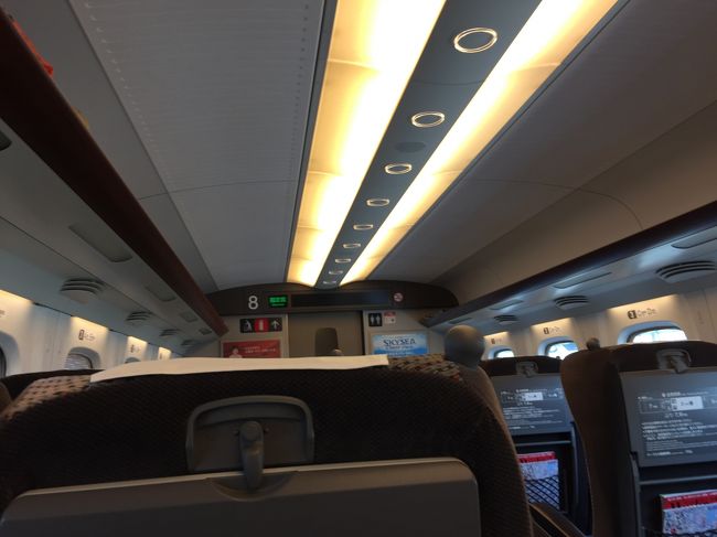 予想通りガラガラの車内。<br /><br />昨年９月に神戸へ行った時も、８号車の５＆６列でした。<br />今回も往復とも同じでした。