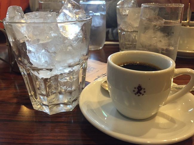 完成前のアイスコーヒー。<br /><br />温かい濃いコーヒーに好みで砂糖とクリーム（とても濃厚！！）を加え、<br />かき混ぜてからグラスに投入！