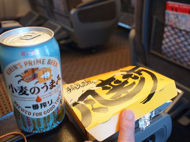 チケットでいただいたビールがお供です。