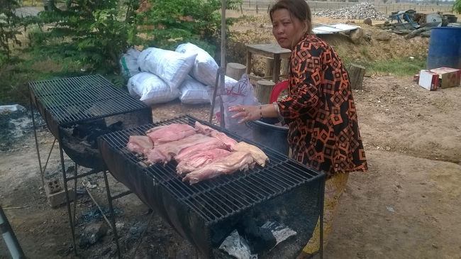 カンボジア風の焼肉を準備している。