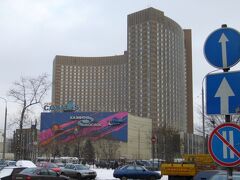 モスクワの宿泊は「コスモスホテル」
地下鉄のヴェーデーエヌハー(VDNKH)駅からは徒歩5分程。
モスクワ屈指の大規模ホテルと呼ばれるだけあって、ロビーは吹き抜けになっていて、カジノやプールなどもありました。
ホテルの隣にはスーパーがあって買物にも便利。
ただ、大きな駐車場と交通量の多い通りを越えて行かないとならないため、辿り着くのに想像以上の時間がかかりました。