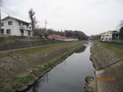 国道246号を横断し「②境川」に架かる鶴瀬橋を渡ると大和市下鶴間です。