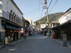 ●金刀比羅宮参道

お店がずら〜っと並んでいます。
まだ早いので、開店の準備におわれています。