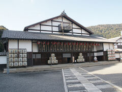 ●旧金毘羅大芝居

別名、金丸座と呼ばれる、日本最古の芝居小屋のようです。

こんぴら歌舞伎HP
http://www.konpirakabuki.jp/index.html