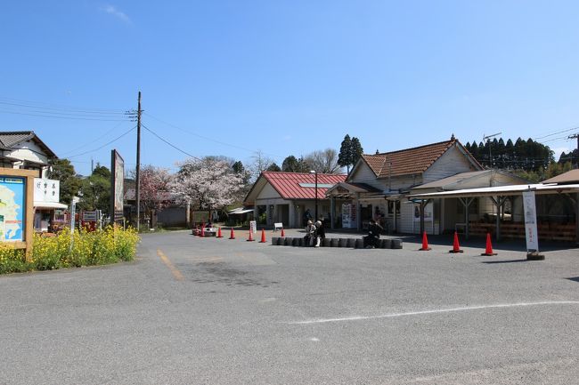目的のスポットは小湊鉄道養老渓谷駅から徒歩15分。車やバイクで来た場合、駅の駐車場で1日500円くらいで停めることが出来ます。