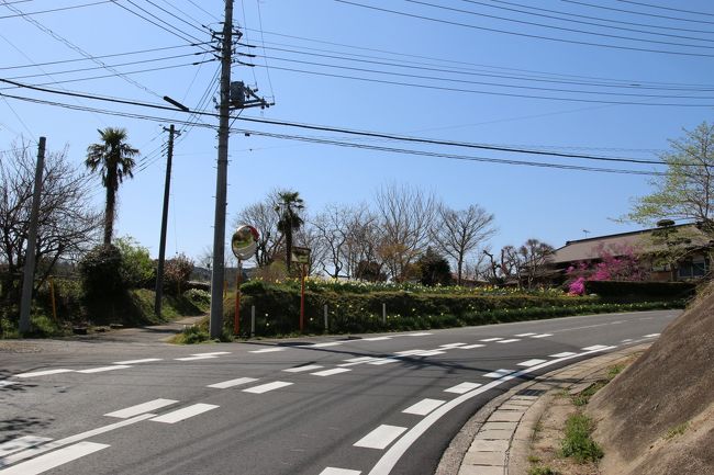 観光案内所で道を聞いて出発。交通量は少ないですが、歩道が狭いのでちょっと危険。