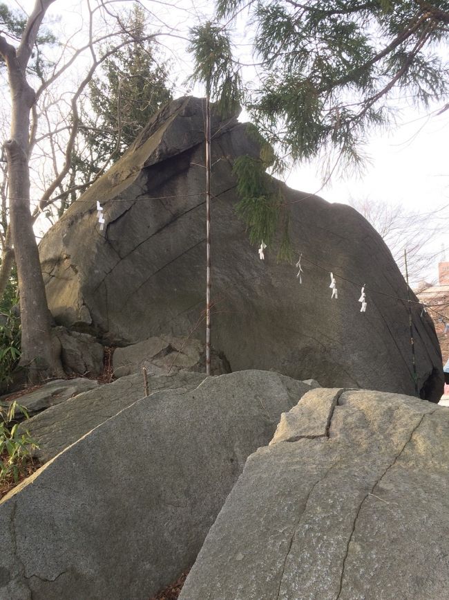 回り込んで正面からの烏帽子岩