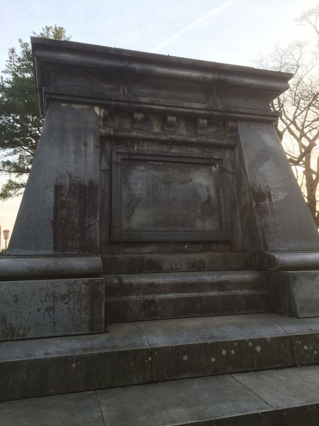 正体は台座でした。<br />銅像は戦時に供出したんですね