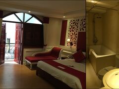 バルコニー付きの部屋に2泊、そのあとホアンキエム湖が微かに（？）見えるというデラックスルームに1泊の予定でお願いしました。で、そのバルコニー付きの部屋。残念ながらホテルの公式HPに掲載されている全面ガラス戸の扉ではなく、木の扉。扉を開けっぱなしにはしていられないので、これでは窓ナシの部屋と同じです。ん〜、15$払ってまでアップする必要はなかったな…。

