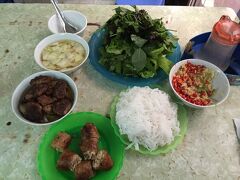 店員が「ブンチャー？」って言うから、そうそう、みたいな感じで答えたら、次から次へと運ばれてきます。このつけ汁の何とも言えない甘さは初めての感覚でした。ハンバーグのような肉の塊も美味しかったです。実はお隣のテーブルに2人組の男子がいたのですが、1人分の量も、2人分の量も大差ありませんでした。てことは、1人分の方がお得？？それとも1人で2人分の料金を払わされている？？謎です。ちなみにコーラーを注文したので102000VNDでした。そうそう、この大量の香草類は、残ったものはまた籠に戻していたので使いまわしのようでした。ま、たしかに１回で全部食っちまう人はいないだろうな…と思っていたら、その二人組男子の向かいに座った西洋人のおっさんは、ブンチャーの食い方を知らないのか、ただひたすらこの葉っぱをモグモグ食っていて、はっきり言って不気味な光景でした。
