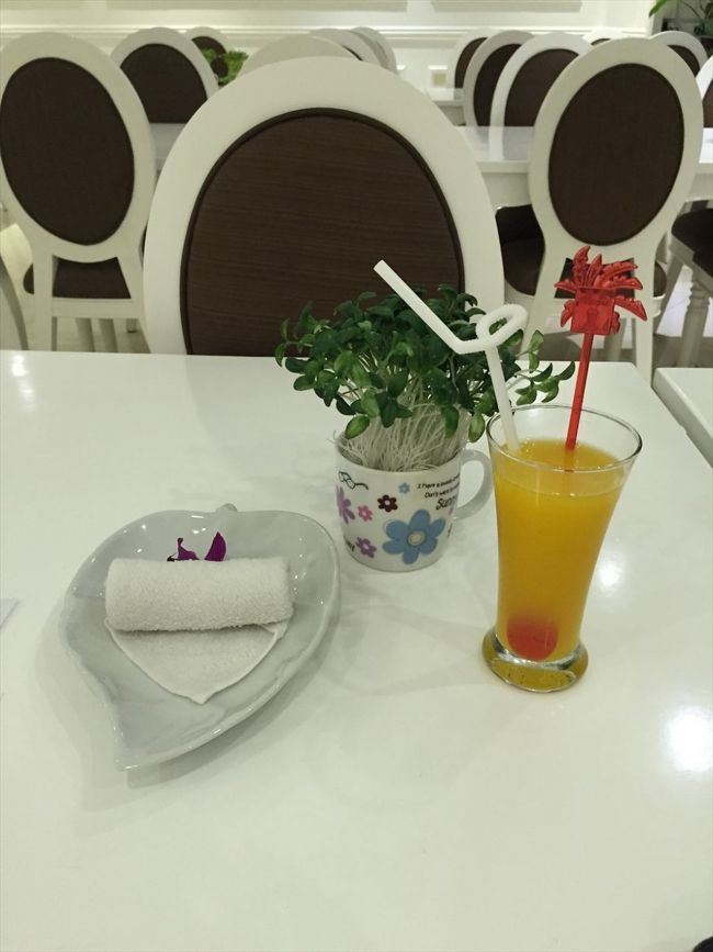 なんとか、見つかり、両替とSIMを買いたいから待っててって、拙い英語で話すも、おじさん、英語は全くわからないっていうジェスチャー。諭吉君を見せてなんとか待たせ、用を済ませました。1万円＝1700000VNDでした。SIMは、何日使うかと問われたので、1週間使うと言ったら、200000VNDでした。ハノイのお宿は「La Beaute de Hanoi Hotel」。3泊お世話になります。ホテルは路地にあるため、手前の通りで降ろされます。降りるなり路地からホテルマンが出てきて、建物まで案内してくれます。なんかベトナムっぽい。ホテルに入るとウェルカムドリンクを準備してくれて、ここでチェックインです。とっても頑張ってサービスしてくれてはいますが、もう少しゆっくり飲ませてくれない？って感じでお部屋に案内されました。<br />