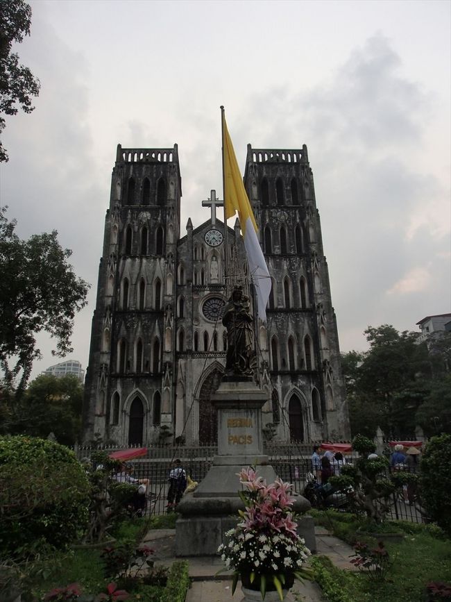 ひと休みをして、地図を頭の中にたたき込んで、いざ出陣！徒歩圏内にハノイ大教会ってのがあるそうなんで行ってみました。時間にして15,6分ぐらいでしょうか。その間に、もう両手では足らない数のベトナム人に声をかけられびっくり。最初は何を言っているのかよくわからなかったのですが、どうやら靴を磨かせろと言っているようです。てか、こんな靴磨いてどうすんねんってなモンを履いていたにもかかわらず、モテモテです。<br />