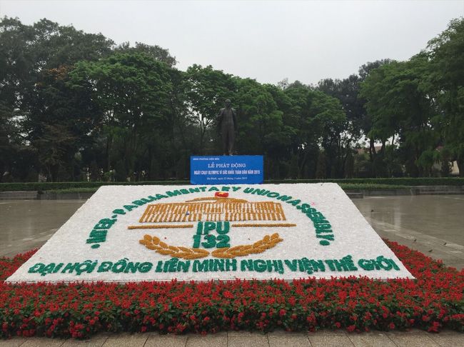 世界遺産でもあるタンロン遺跡に歩いて行きます。その途中にあった何か。何でしょ？誰でしょ？<br />