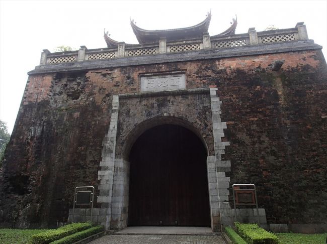 軍事歴史博物館の敷地内から目指すタンロン遺跡は見えていたのですが、いざ行こうとすると入口が分からず、ぐるっと外を1周するはめになってしまいました。『地球の歩き方』の地図には正北門からも入れるような矢印が付いていますが、ここからは入れませんでした。展望室まで登れる様な事も書いてありましたが、これも不可。ん〜〜。<br />