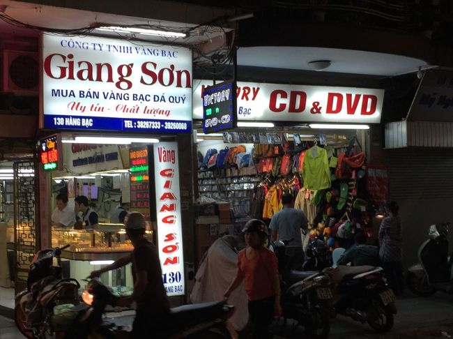 お財布の中身も、心もとなかったので、両替に出かけます。ベトナムでは貴金属店が両替商も兼ねているそうで、これまた口コミサイトで見たお店に行ってみました。ホントに両替なんてしてるのかぁ？？と恐る恐るレートを聞くと、ありゃまぁビックリ！１万円＝1780000VND。空港より全然いい！というか、為替レート換算アプリが表示している額とほぼ同じだなんてあり得ない！すばらしい！即決です。ちゃんと100000VND札でくれるあたりは助かります。<br />