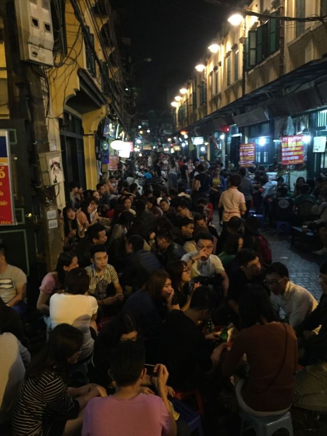 帰りは、夜の街？ターヒエン通りを通って帰ります。なんじゃ、この道端にあふれかえって飲んだくれてる人たちの数は。凄すぎます。これ、真夏だったら、この通りの温度って…って考えたら失神しそうです。さて本日の予定もこれで終了。<br />