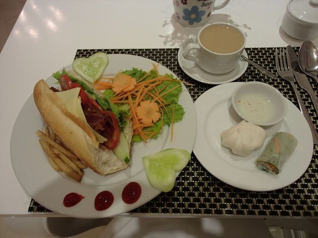 おはようございます。今日はBLTを注文。さすがベトナム、フランスパンに挿むんですね。さてこのあとちょっとしたもめごとが。実は最後の１泊はホアンキエム湖が微かに（？）見えるというデラックスルームに泊まるの予定でいたので、すべての荷物をパッキングして、フロントに下りて行ったところ、60ドルのバルコニー付きの部屋にそのまま泊まれと言われたのです。値段も違うし、湖の見える部屋を予約してあるからその部屋に泊まりたいと訴えたところ、今度はデラックスルームの料金45ドルでいいからそのまま今の部屋に泊まれと言って、ひかないのです。どうも彼らからすると、実質アップグレードしてやっているんだから文句を言われる筋合いではないという論理らしい。なら、チェックインの時に言うべきなのに。で、また荷物を戻したりと出かけ前にバタバタしすぎ。このホテル、ほとんどのスタッフはキビキビと動いていて、フレンドリーで「いい人」たちであることは言うまでもないのですが、フレンドリーであるからといって、依頼した仕事は正確にきちんとこなしてくれなければ、そんなものは意味がありません。<br />