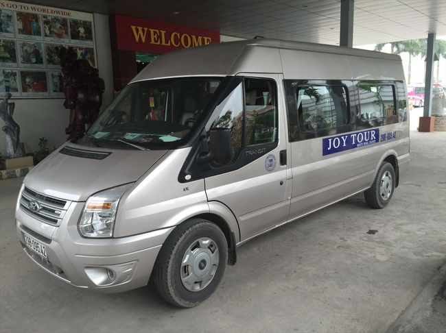 そんなこんなでバタバタしている中、ハロン湾ツアーのお迎えがやって来ます。このバンに、14名がギューギューに詰め込まれ輸送されていきます。２２ドルですから快適なんて言葉はそこには存在しません。<br />