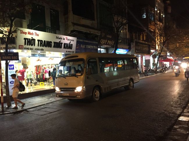 あとは帰るだけです。クルーズ船の乗船客をツアコンがホテルの近いメンバー順にグループ分けしてバンの乗せます。二人組ともここでお別れです。彼らは、「ベトナムに来てわかったことがある、日本はものの値段が高いけど、それは安全と安心をお金で買っているんだなってこと。」おお〜１９歳にしてそれが体感できただけでもいい旅じゃないですか〜。ぼったくられたのは、授業料ってことで。さて、行きよりは多少大きめの車だけど、座席のクッションってもんがほとんどない。腰、痛いです。で、旧市街に戻ってきたのは20:45。まるまる1日がかりですなぁ。<br />