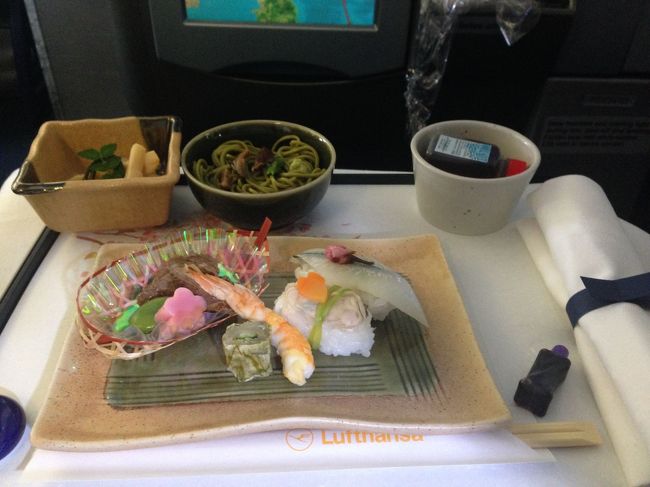 久しぶりにルフトハンザ。今回は値段で決めたところルフトハンザに。しかもマイレージが使えたので（めずらしい）ビジネスにアップグレード（行きだけ）。<br />　しかし、応接も食事も中東系のほうが勝っている気がする。ま、一番混んでいる時期だから仕方がないか。シートはまだフラットにならず。機器も古い。取り替える直前か。