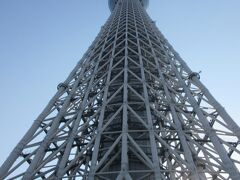 東京スカイツリー　真下アングル。

展望台の整理券をまずゲットします。

11時前に行き、受け取ったのは13時半〜14時の整理券。

係りの人、「今日は混んでます」と・・・